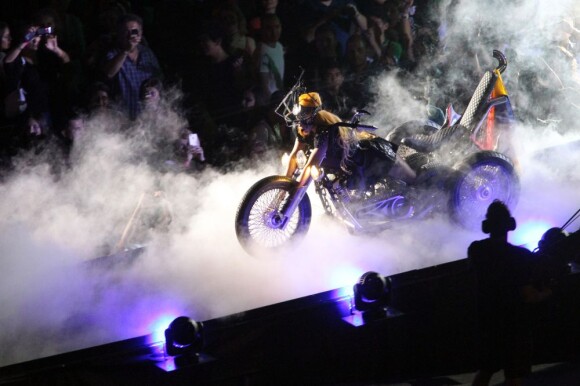 Lady Gaga se transforme en Harley Davidson en plein Born This Way Ball à Bucarest, le 16 août 2012.