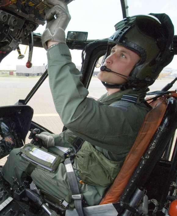 Le prince William, à bord d'un hélicoptère pour la Royal Air Force, en 2009