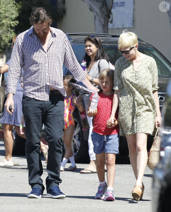 Michelle Williams, avec sa fille Matilda et son compagnon Jason Segel le 6 août 2012 à Los Angeles