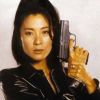 Michelle Yeoh dans Demain ne meurt jamais (1997).