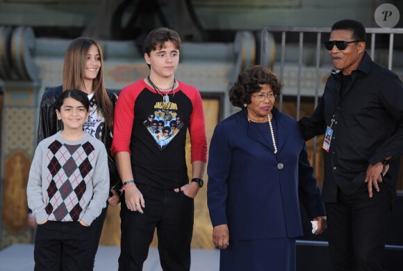 Blanket, Paris et Prince Michael Jackson avec leur grand-mère Katherine et leur oncle Jermaine, à Los Angeles, le 26 janvier 2012.
