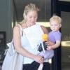 Christina Applegate se rend à son cours de sport en compagnie de sa fillette, Sadie, 1 an et demi, à Sherman Oaks, le mercredi 22 août 2012.