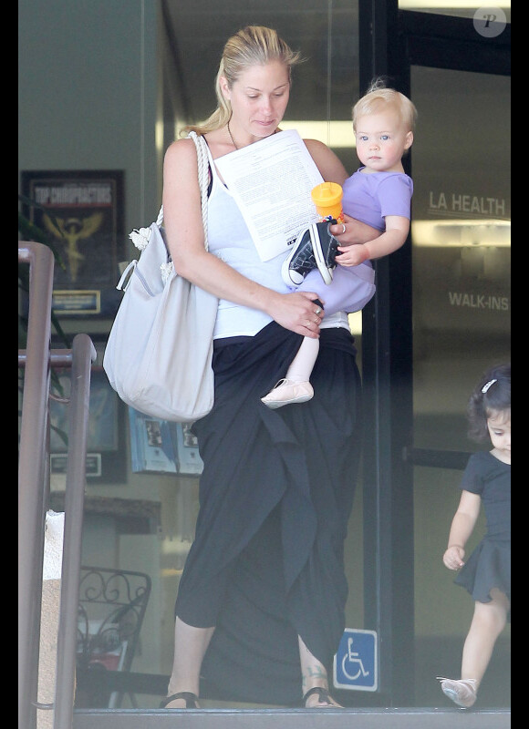 Christina Applegate se rend à son cours de sport en compagnie de sa fillette, Sadie, 1 an et demi, à Sherman Oaks, le mercredi 22 août 2012.