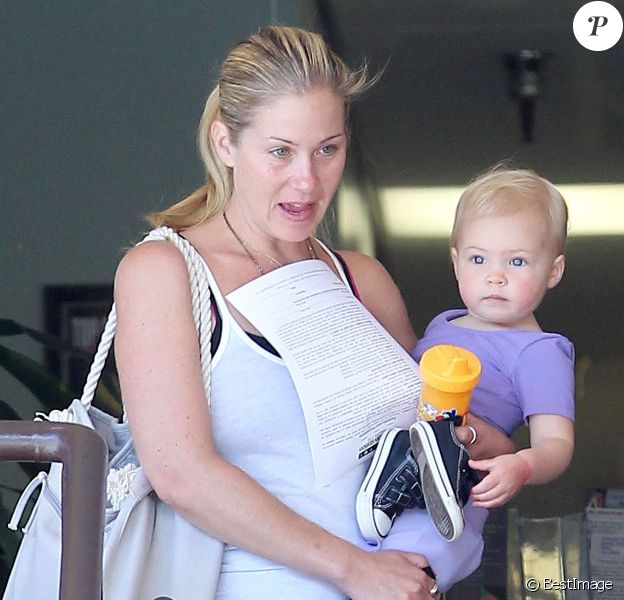 Christina Applegate se rend à son cours de sport en compagnie de sa fillette, Sadie, 1 an et demi, à Sherman Oaks, le mercredi 22 août 2012.