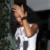 Rihanna sort d'un restaurant en solo dans les rues de Santa Monica à Los Angeles le 22 août 2012
