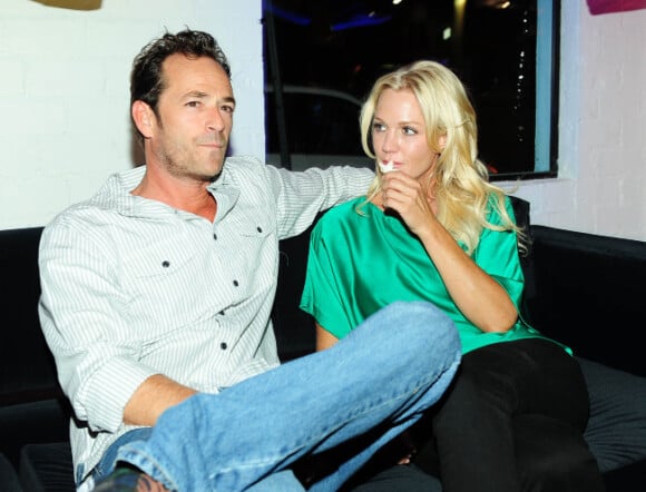 Jennie Garth et Luke Perry, complices, au bar à jeans Old Navy à Los Angeles, le 23 août 2012