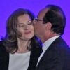 François Hollande et Valérie Trierweiler sur la place de la Cathédrale à Tulle. Il est 21h30, le dimanche 6 mai. Il vient d'être élu président de la République.