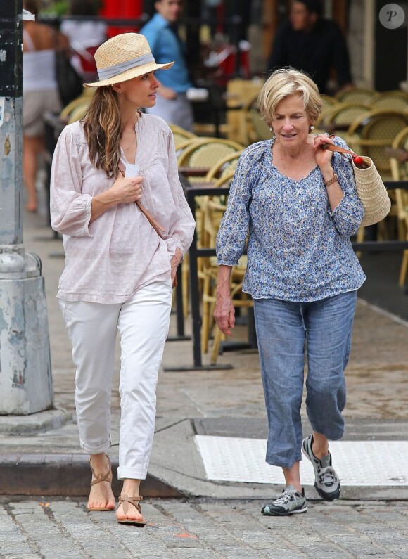 Amanda Peet et sa mère Penny se promènent, le 25 août 2012 à New York.