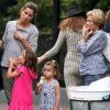 Amanda Peet emmène ses filles Frances, 5 ans, et Molly, 2 ans, prendre une glace, avec sa mère Penny. A New York le 25 août 2012.