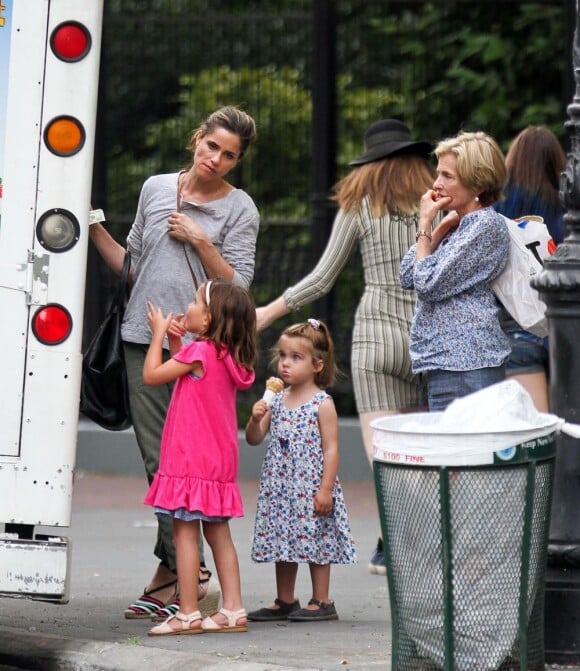 Amanda Peet emmène ses filles Frances, 5 ans, et Molly, 2 ans, prendre une glace, avec sa mère Penny. A New York le 25 août 2012.