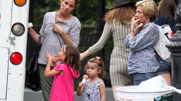 Amanda Peet, superbe à 40 ans : Pause tendresse avec ses deux filles et sa mère
