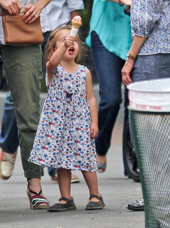 Amanda Peet et sa fille Molly, 2 ans, prendre une glace. A New York le 25 août 2012.