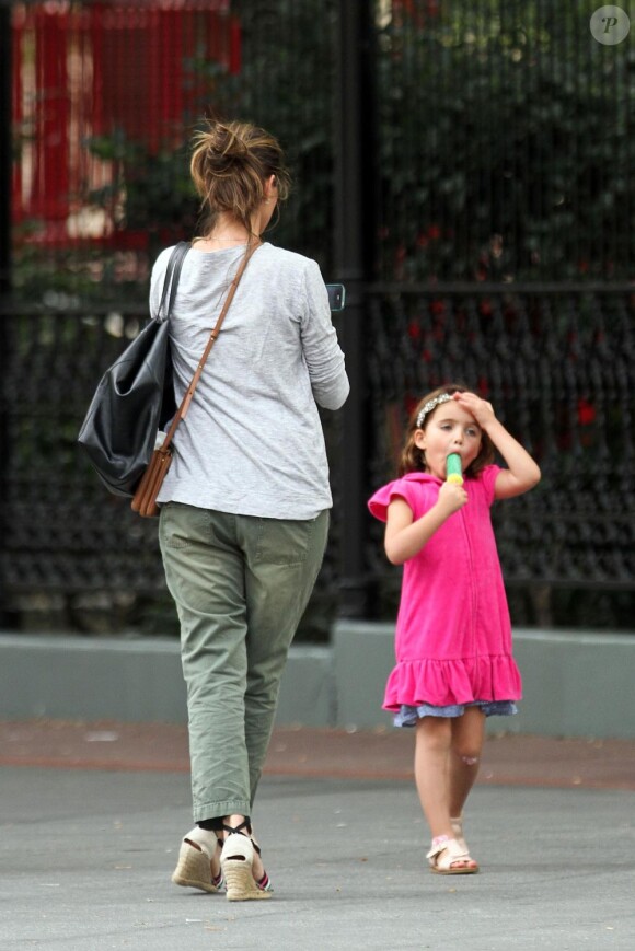 Amanda Peet emmène ses filles Frances et Molly prendre une glace, avec sa mère Penny. A New York le 25 août 2012.