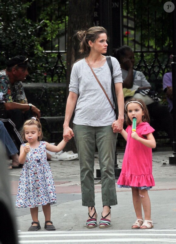 Amanda Peet emmène ses filles Frances et Molly prendre une glace, avec sa mère Penny. A New York le 25 août 2012.