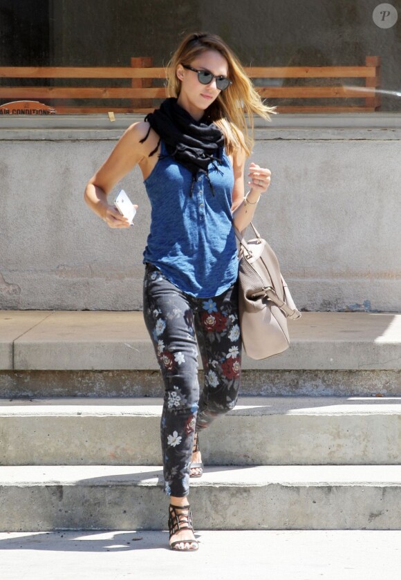 Jessica Alba, stylée et décontractée en débardeur, jean Current/Elliott et sandales Surface to Air à Los Angeles. Le 26 août 2012.