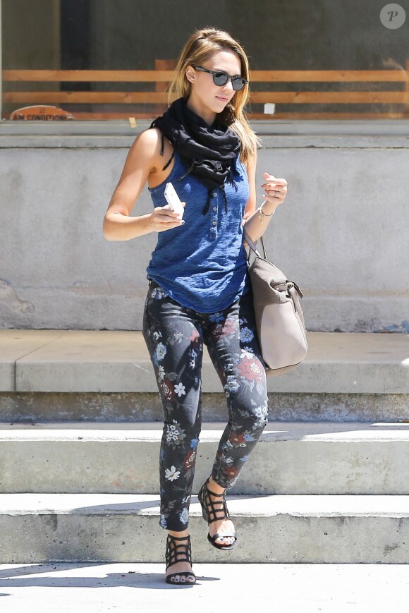 Jessica Alba, stylée et décontractée en débardeur, jean Current/Elliott et sandales Surface to Air à Los Angeles. Le 26 août 2012.