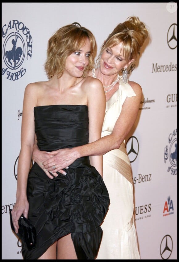 Dakota Johnson et sa mère Melanie Griffith en 2008 à Beverly Hills