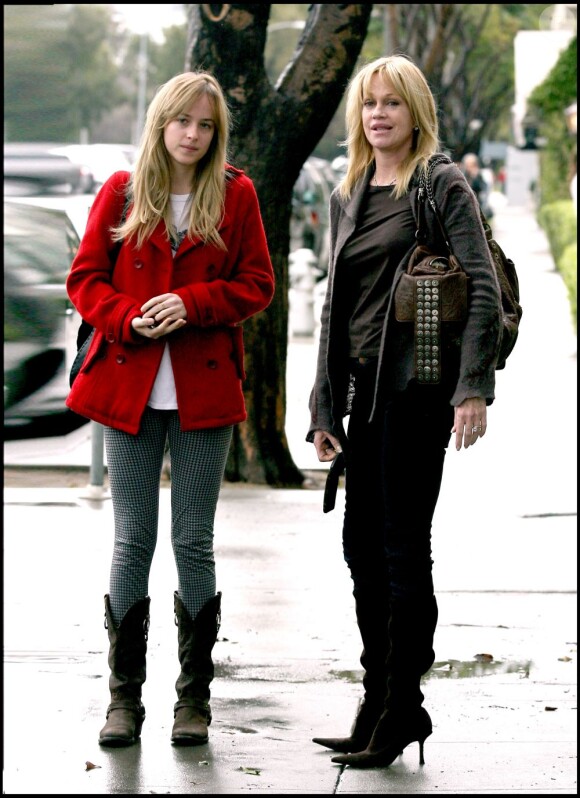 Dakota Johnson et sa mère Melanie Griffith dans les rues de Beverly Hills en 2008