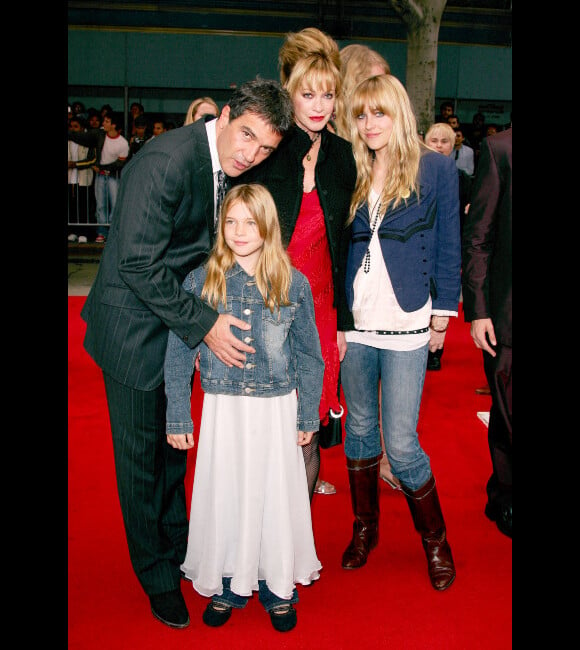 Dakota Johnson avec sa mère Melanie Griffith, son beau-père Antonio Banderas et leur fille Stella en 2005