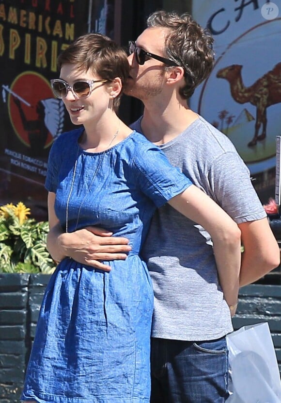 Anne Hathaway et son fiancé Adam Shulman à Los Angeles, le 28 août 2012.