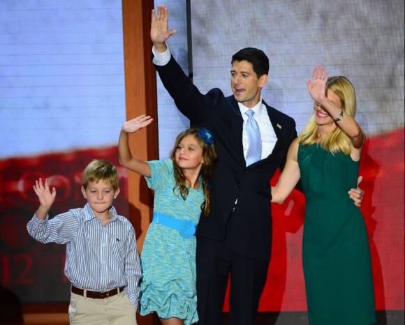 Janna Ryan et son mari Paul Ryan, colistier de Mitt Romney aux prochaines élections présidentielles américaines, ainsi que ses enfants Liza, Charlie et Sam lors du congrès républicain de Tampa le 29 août 2012