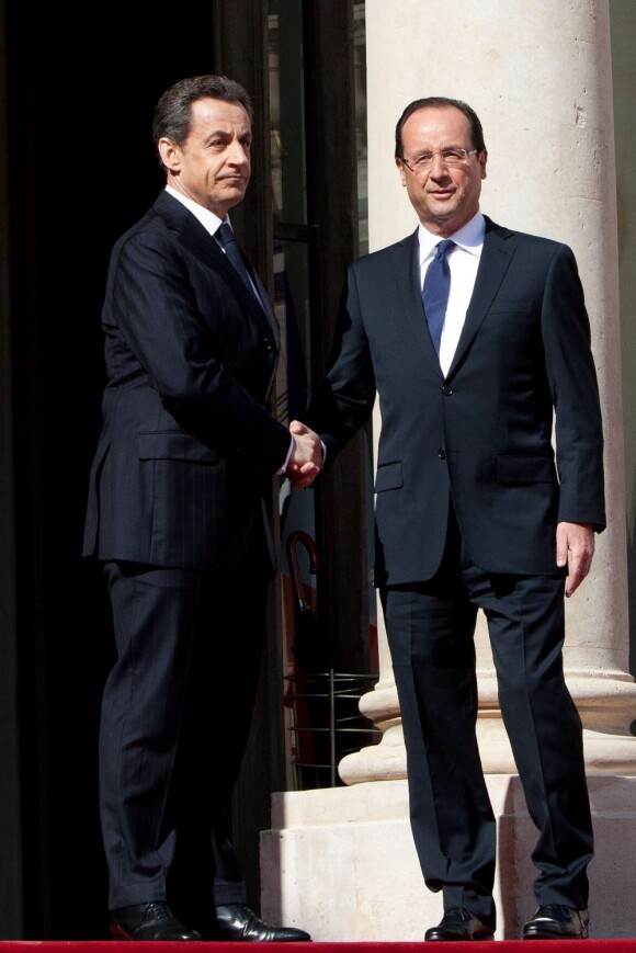 François Hollande et Nicolas Sarkozy à Paris, le 15 mai 2012.
