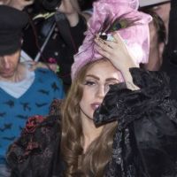 Lady Gaga : Nue ou chapeautée, elle se donne à ses fans