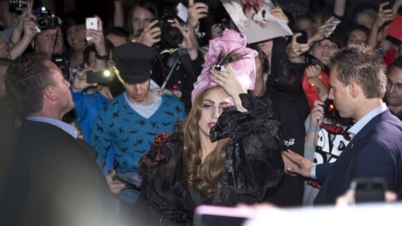 Lady Gaga : Nue ou chapeautée, elle se donne à ses fans