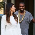 Kanye West tout sourire, sort du cinéma avec sa petite amie Kim Kardashian après avoir vu le film ParaNorman. New York, le 1er septembre 2012.