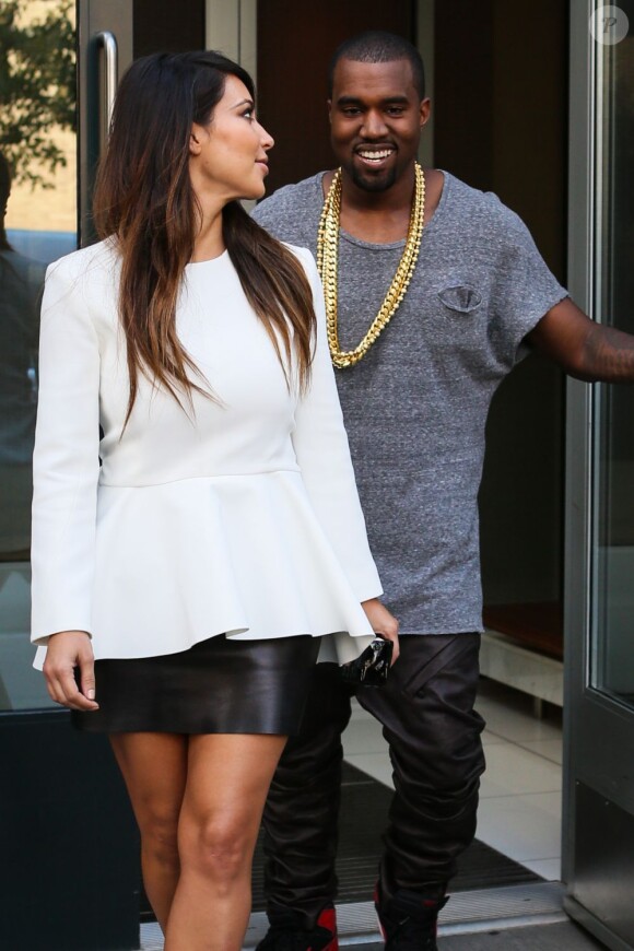 Kanye West tout sourire, sort du cinéma avec sa petite amie Kim Kardashian après avoir vu le film ParaNorman. New York, le 1er septembre 2012.