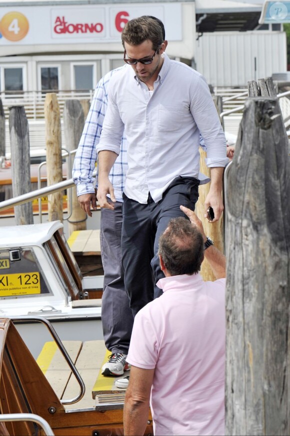 Ryan Reynolds rejoint sa petite amie Blake Lively dans un taxi-bateau. Venise, le 30 août 2012.