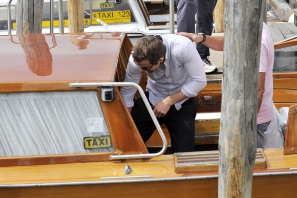 Ryan Reynolds suit sa petite amie Blake Lively lors de l'arrivée du couple à Venise. Le 30 août 2012.