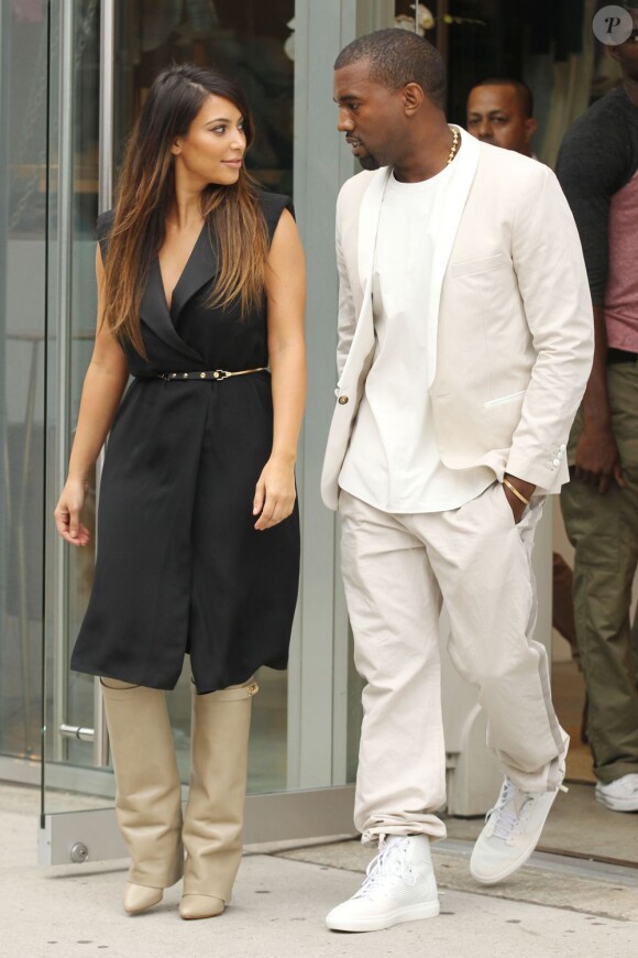 Très amoureux, Kanye West et Kim Kardashian vont faire du shopping à New York le 2 septembre 2012