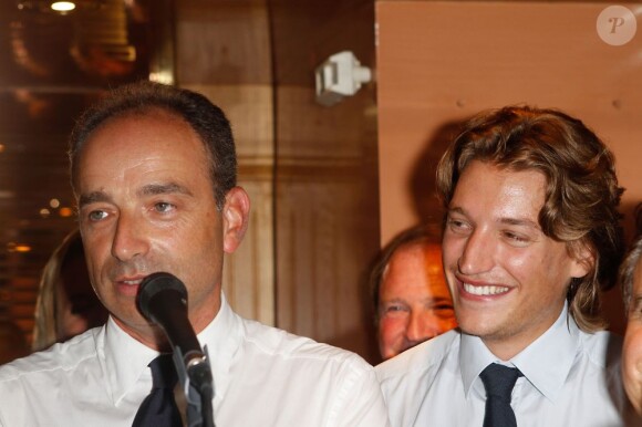 Jean Sarkozy écoute le discours de Jean-François Copé au bar le Winston à Neuilly-sur-Seine le 4 septembre 2012