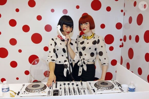 Le duo de DJettes Broken Hearts, chargé d'animer l'inauguration du pop-up store Louis Vuitton x Yayoi Kusama au grand magasin Printemps. Paris, le 4 septembre 2012.