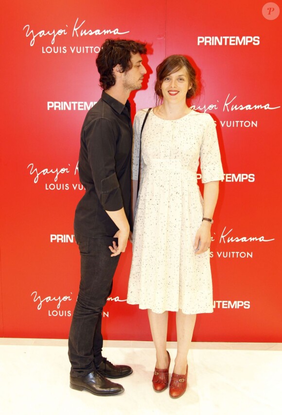 Jérémie Elkaïm et Valérie Donzelli, complices lors de l'inauguration du pop-up store Louis Vuitton x Yayoi Kusama au grand magasin Printemps. Paris, le 4 septembre 2012.