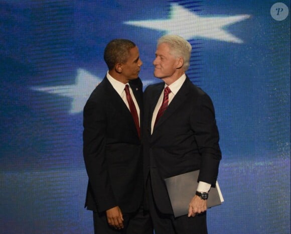L'ancien président Bill Clinton et Barack Obama se sont retrouvés à la fin du discours passionné du premier lors de la convention nationale du Parti démocrate à la Time Warner Cable Arena le 5 septembre 2012 à Charlotte