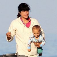 Selma Blair avec son adorable fils Arthur : Radieuse pour déjeuner sur la plage
