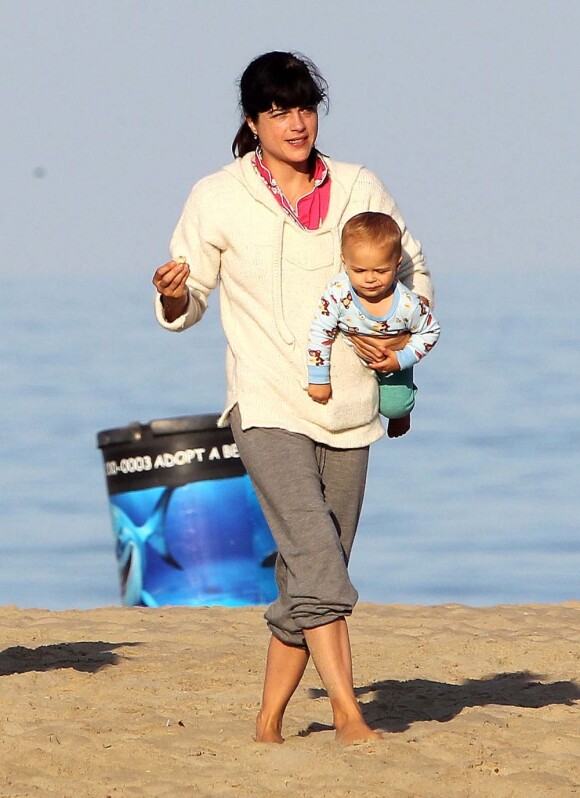 Selma Blair déjeune avec son fils sur la plage de Malibu le 5 septembre 2012