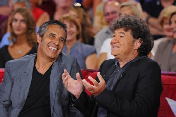 Julien Clerc et Robert Charlebois lors de l'enregistrement de l'émission Vivement dimanche, diffusé sur France 2 le 9 septembre 2012