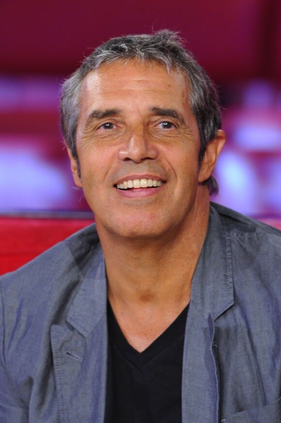 Julien Clerc lors de l'enregistrement de l'émission Vivement dimanche, diffusé sur France 2 le 9 septembre 2012