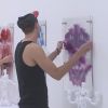 Julien comprend que l'énigme a un rapport avec les tableaux du couloir (Secret Story 6 - quotidienne du jeudi 6 septembre 2012).