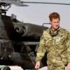 Le prince Harry devant un hélicoptère Apache à Camp Bastion, principale base britannique en Afghanistan, le 7 septembre 2012.