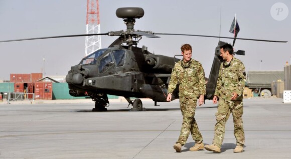 Le prince Harry devant un hélicoptère Apache à Camp Bastion, principale base britannique en Afghanistan, le 7 septembre 2012.