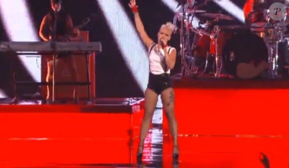 Pink en live aux MTV Video Music Awards, à Los Angeles, le 6 septembre 2012.