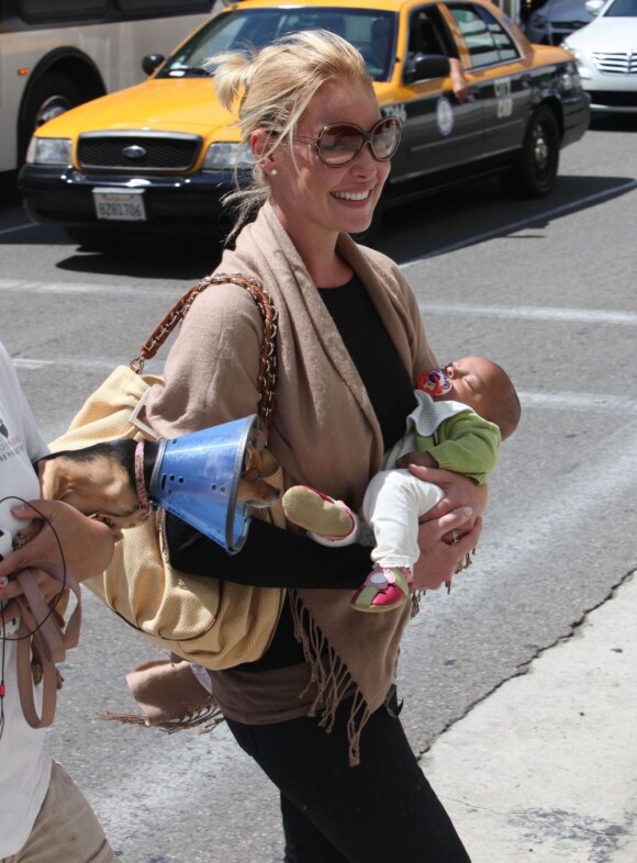 Katherine Heigl a débarqué avec sa petite merveille Adalaide à l'aéroport de Los Angeles où l'attendaient sa maman Nancy et sa soeur Meg le 6 septembre 2012