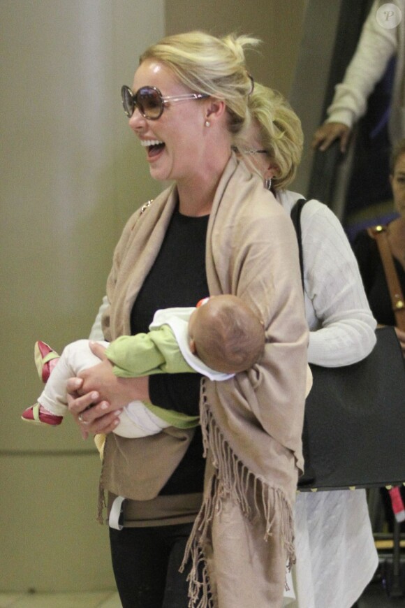 Katherine Heigl, son mari Josh et sa petite Adalaide sont arrivés à Los Angeles où les attendaient sa maman Nancy et sa soeur Meg le 6 septembre 2012