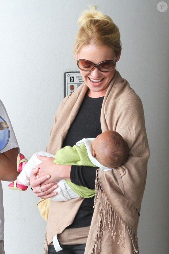 Katherine Heigl, son mari Josh et sa petite Adalaide sont arrivés à Los Angeles où les attendaient sa maman Nancy et sa soeur Meg le 6 septembre 2012