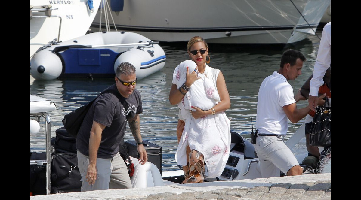 Photo : Souriante, Beyoncé quitte son yacht avec sa fille Blue Ivy, le ...