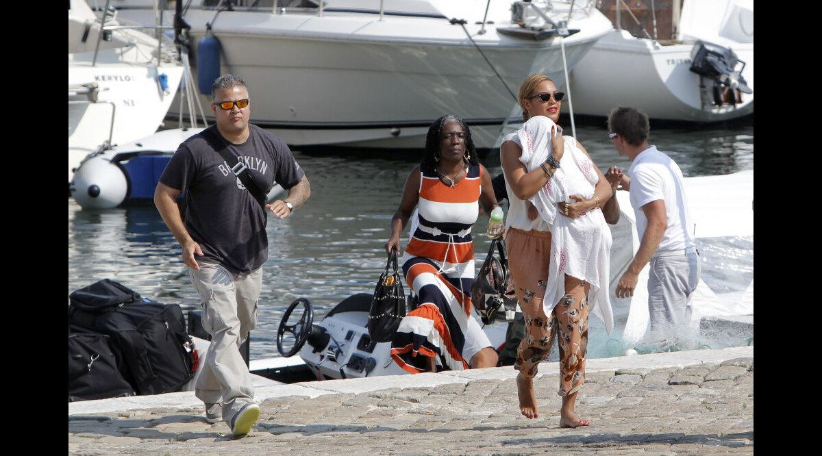 Photo : Beyoncé tient sa fille Blue Ivy, le 8 septembre 2012 à Beaulieu ...